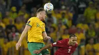 Harry Souttar dari Australia, kiri, menyundul bola melewati Martin Braithwaite dari Denmark selama pertandingan sepak bola grup D Piala Dunia antara Australia dan Denmark, di Stadion Al Janoub di Al Wakrah, Qatar, Rabu, 11 November 2018. 30, 2022. (Foto AP/Francisco Seco)