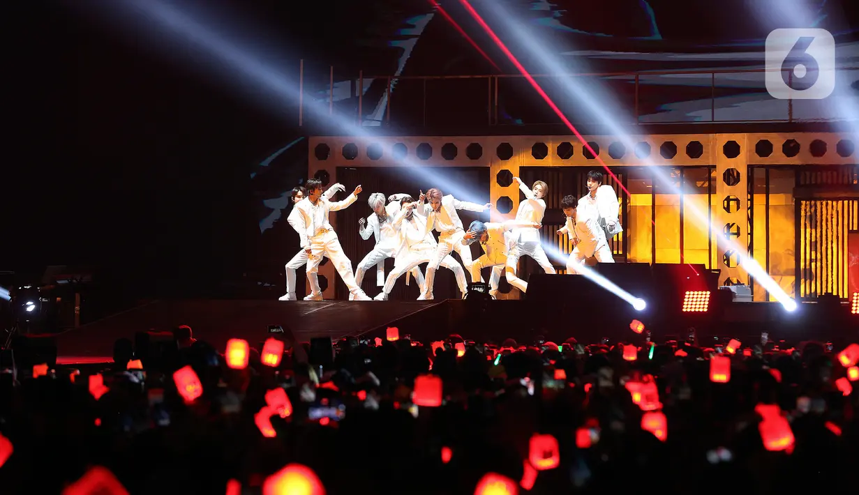 Grup idola K-Pop NCT 127 tampil dalam tur konser dunia kedua bertajuk "NEO City: Jakarta - THE LINK" di ICE BSD City, Tangerang, Banten, Jumat (4/11/2022). Tampil dalam balutan busana serba putih, NCT 127 membawakan sejumlah lagu di antaranya 'Kick It' dan 'Lemonade'. (Liputan6.com/Johan Tallo)
