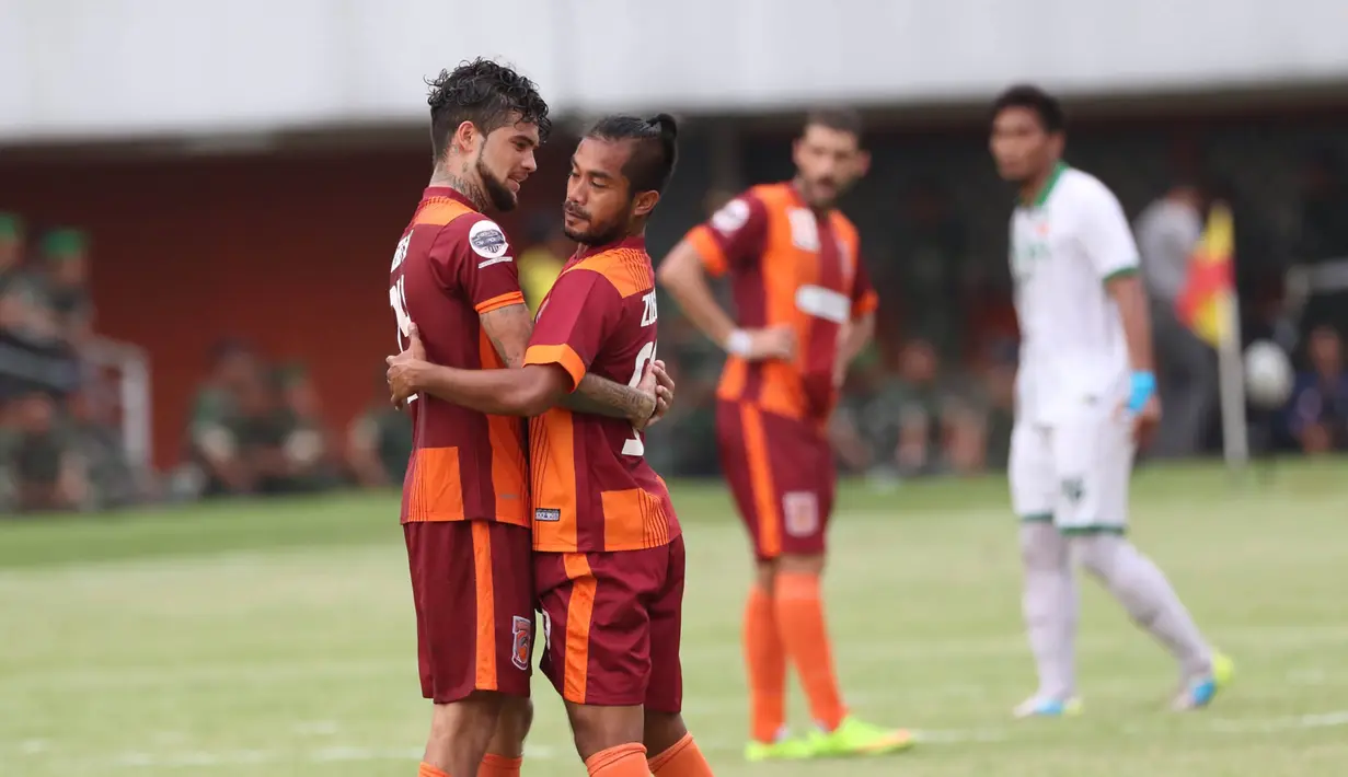 Pemain Borneo FC, Zulvin Zamrun dan Diego Michiels, merayakan kemenangan atas Surabaya United pada babak 8 besar Piala Jenderal Sudirman di Stadion Maguwoharjo, Sleman, Minggu (13/12/2015). Borneo FC berhasil menang 2-1. (Bola.com/Nick Hanoatubun)