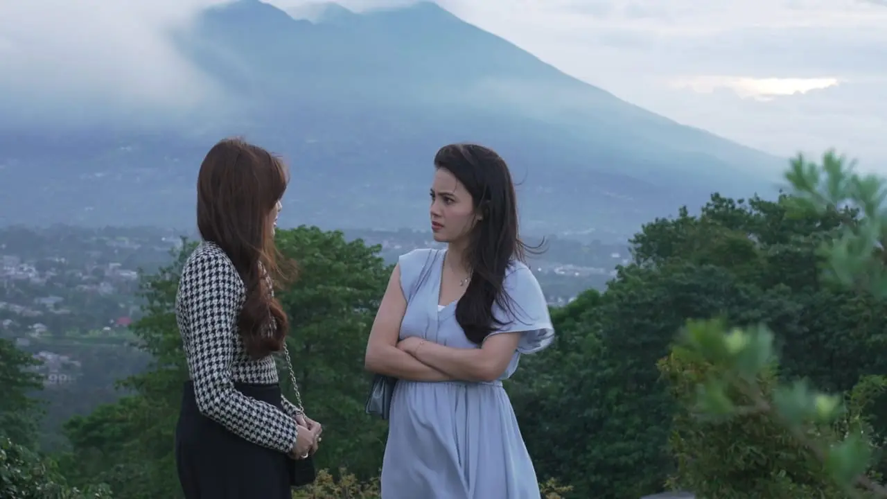 Di Antara Dua Cinta