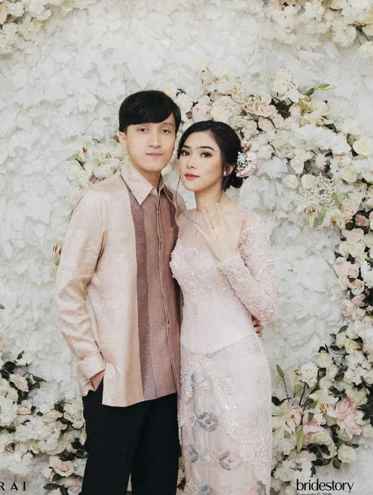 Tampilan anggun dengan inspirasi kebaya payet soft pink berdetail manik-manik silver dari Isyana Sarasvati. (Instagram/thebridestory).