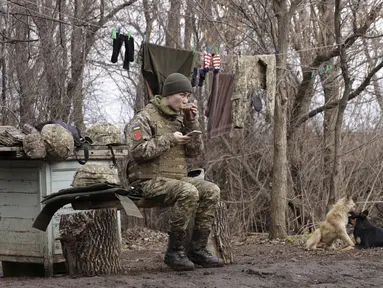 Tentara wanita Ukraina beristirahat di dekat posisi pertempuran di garis pemisahan dari pemberontak pro-Rusia di dekat Debaltsevo, wilayah Donetsk, Ukraina (3/12/2021). Menteri pertahanan Ukraina memperingatkan bahwa Rusia dapat menyerang negaranya bulan depan.(AP Photo/Andriy Dubchak)