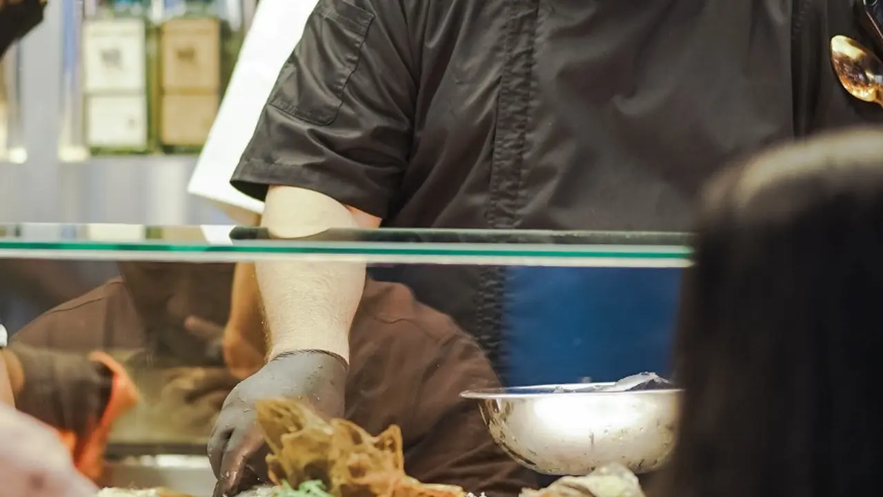 Mencari Oyster Segar Kini Bisa Ditemukan di Tengah Jakarta