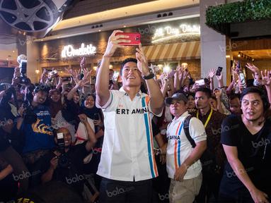 Pebalap F1 pertama asal Indonesia, Rio Haryanto, tampak antusias melakukan selfie bersama para penggemarnya di Mall Kota Kasablanka, Jakarta, Kamis (7/4/2016). (Bola.com/Vitalis Yogi Trisna)