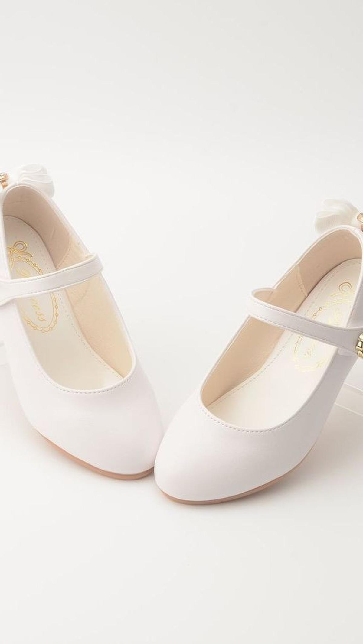 <b>Pilih Ukuran Sepatu Anak dengan Ukuran Lebih Besar Dibanding Ukuran Asli</b>
