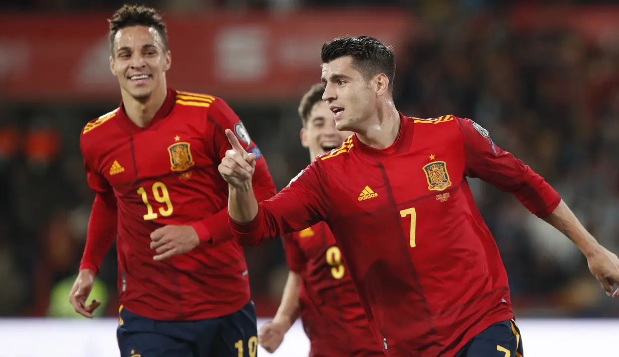 Timnas Spanyol memastikan lolos ke Putaran Final Piala Dunia 2022 di Qatar usai mengalahkan Swedia 1-0 sebagai pesaing utama dalam laga pamungkas Kualifikasi Grup B, Minggu (14/11/2021). Gol kemenangan La Furia Roja baru dicetak pada menit ke-86 oleh Alvaro Morata. (AP/Angel Fernandez)