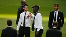 Penyerang Juventus, Alvaro Morata berbincang dengan Paul Pogba saat menunggu konferensi pers di Stadion Santiago Bernabeu, Spanyol (12/5/2015). Juventus akan menantang Real Madrid di leg kedua semifinal Liga Champions.  (Reuters/Sergio Perez)