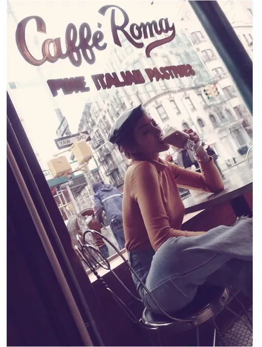 Kalau yang satu ini Jedar tengah berada di sebuah kedai kopi di Amerika. Gayanya keren banget dengan celana jeans dan memakai atasan model turtle neck berwarna kuning. Dan kali ini, El Barack lah yang memfotonya. (Instagram/inijedar)