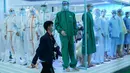 Pengunjung melewati area ekshibisi material antiepidemi dalam Pameran Kesehatan Dunia Kedua di Wuhan, Provinsi Hubei, China pada 11 November 2020. Ajang selama empat hari tersebut berfokus memamerkan ilmu pengetahuan dan teknologi mutakhir dalam industri kesehatan global. (Xinhua/Cheng Min)