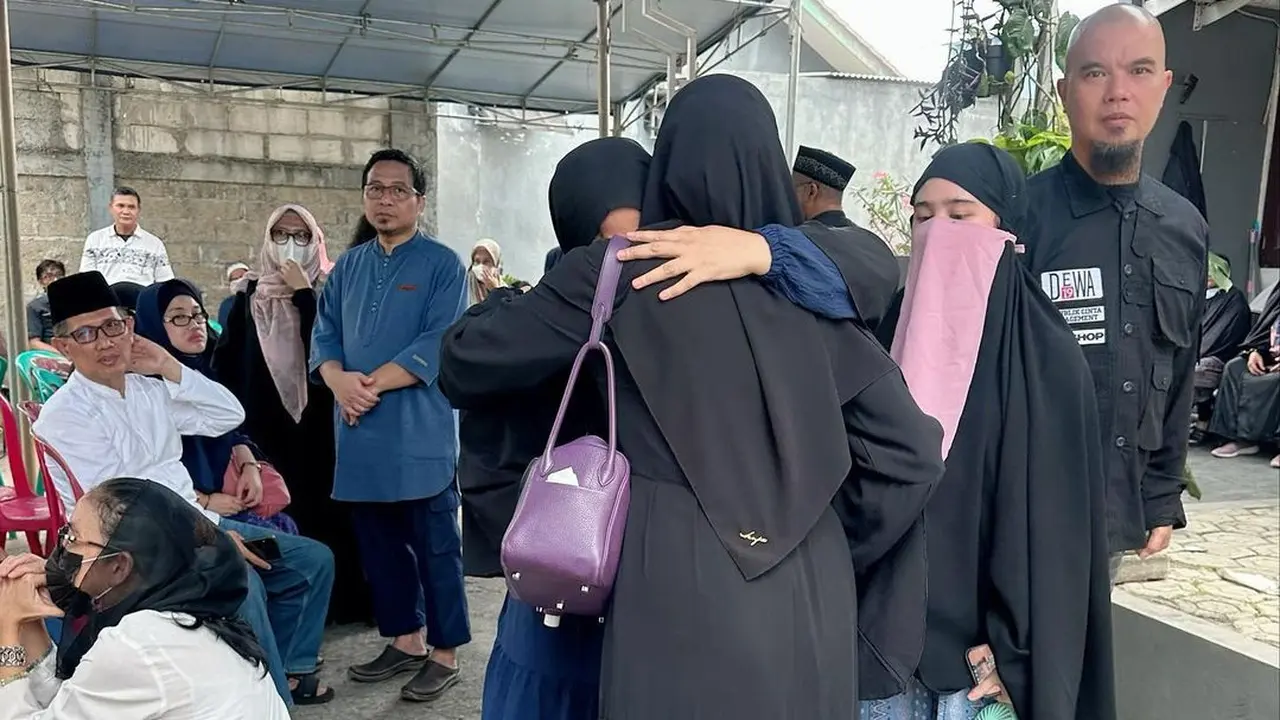 Ahmad Dhani melayat ke rumah duka Tissa Biani (Instagram/mulanjameela1)