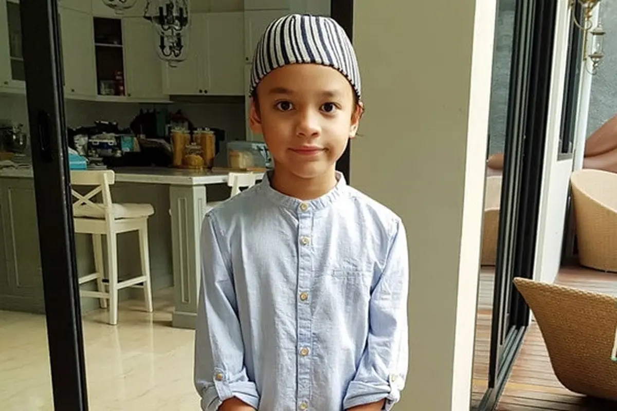 5 Potret Noah Sinclair Belajar Ngaji Online Saat Pandemi, Tuai Pujian