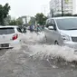 Sejumlah kendaraan menerobos banjir di kawasan Kemang, Jakarta Selatan, Rabu (26/4). Akibat hujan deras, kawasan di Jalan Kemang kembali tergenang air. (Liputan6.com/Yoppy Renato)