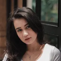 Dea Annisa yang kini semakin cantik dan dewasa. (Instagram/deaaannisa)