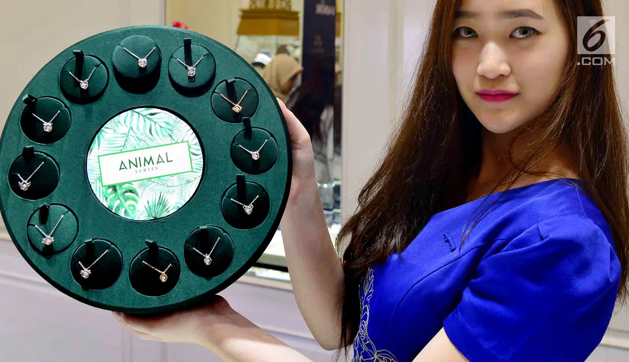 Model menunjukkan kalung berlian koleksi dari Adelle Jewellery di Mall Kelapa Gading, Jakarta, Kamis (8/6). Adelle Jewellery meluncurkan dua koleksi teranyarnya, Zodiac Series dan Animal Series. (Liputan6.com)