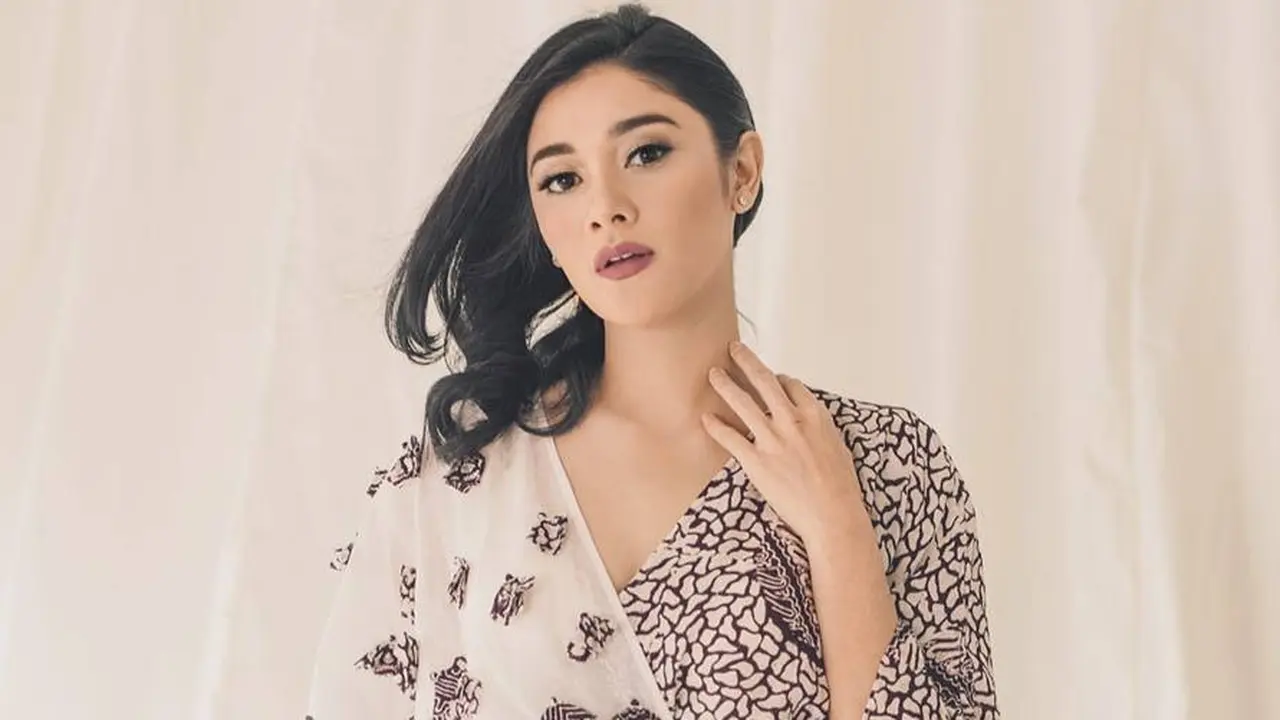 [Bintang] Pergi ke Kondangan, Coba Gaya Rambut Klasik Naysilla Mirdad Ini