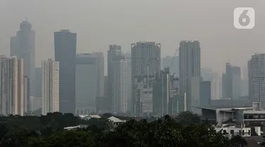 Suasana gedung-gedung bertingkat yang tertutup oleh kabut polusi di Jakarta, Kamis (27/7/2023). (Liputan6.com/Faizal Fanani)