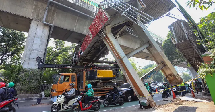 Sebuah truk  truk towing pengangkut alat berat (crane)  tersangkut dan merusak  jembatan penyeberangan orang (JPO) di Jalan Raya Kapten Tendean, Jakarta, Selasa (14/07/2026).