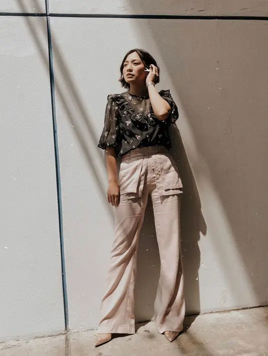 <p>Floral top yang dipasangkan&nbsp;dengan celana berwarna mocca dengan detail saku diluar.&nbsp;(instagram/hestipurwadinata)</p>