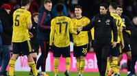 Manajer Arsenal, Mikel Arteta (kanan), memberikan ucapan selamat kepada anak asuhnya yang berhasil meraih kemenangan 2-1 atas Bournemouth pada laga babak keempat Piala FA, di Vitality Stadium, Senin (27/1/2020). (AFP/Glyn Kirk)