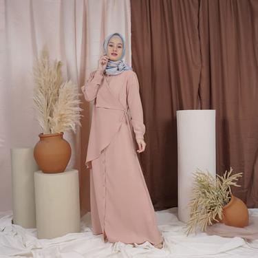 Dinda Hauw Desain Sendiri Koleksi Fashion Muslimnya Yang Simple Dan Stylish Fashion Fimela Com