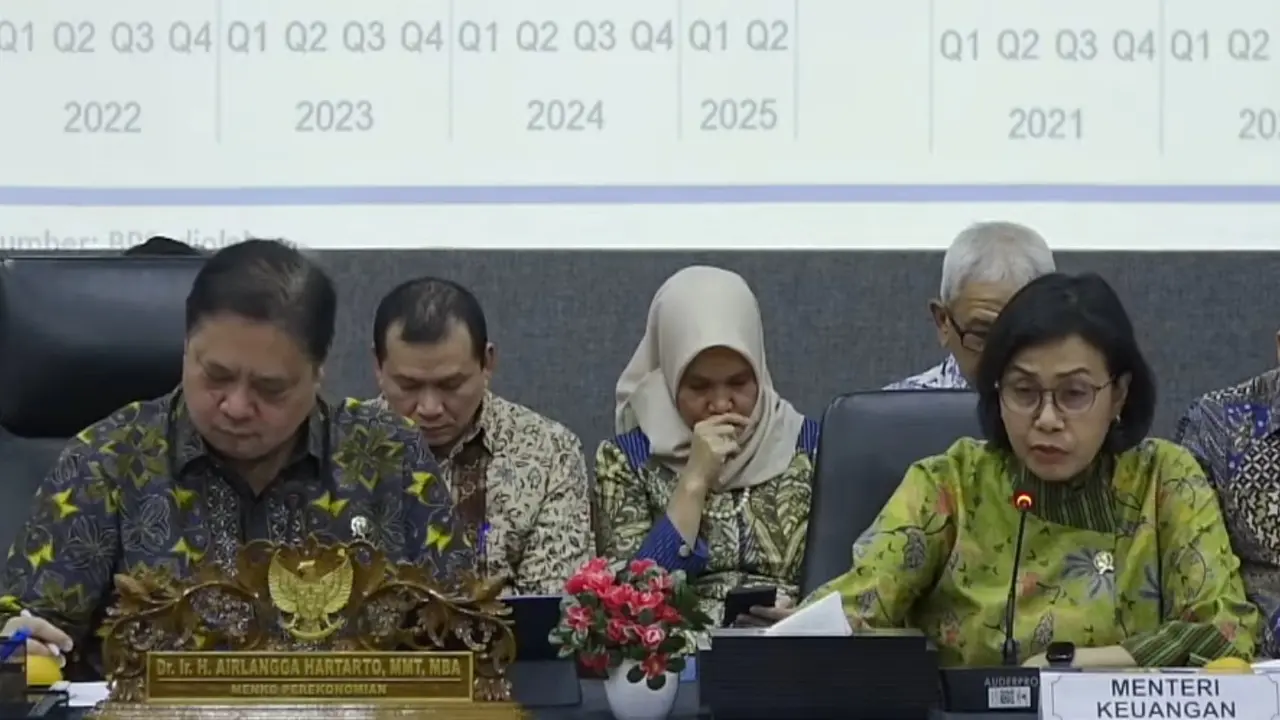 Menteri Keuangan (Menkeu) Sri Mulyani dalam konferensi pers di kantor Kemenko Perekonomian, Jakarta, Selasa (5/8/2025). (Foto: Liputan6.com/Tira Santia)