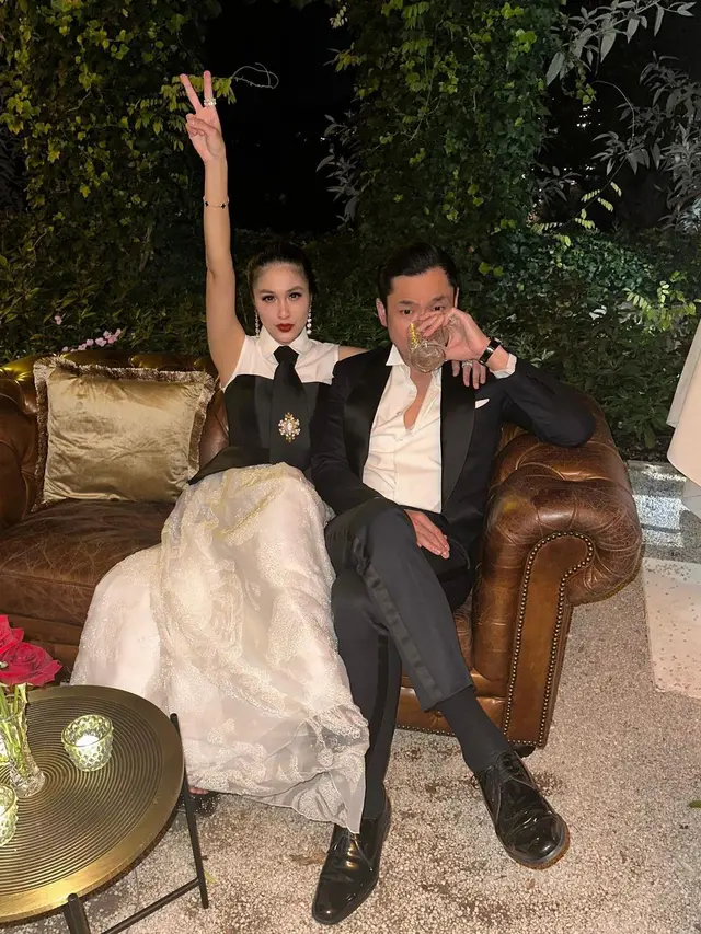 9 Potret Keren Sandra Dewi Dan Suami Hadiri Pernikahan Di Paris