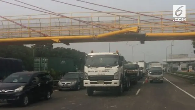 Sebuah mobil truk pembawa genset tersangkut di Jembatan Penyeberangan Orang (JPO), Tol JORR KM 34, Bambu Apus arah Pondok Indah.