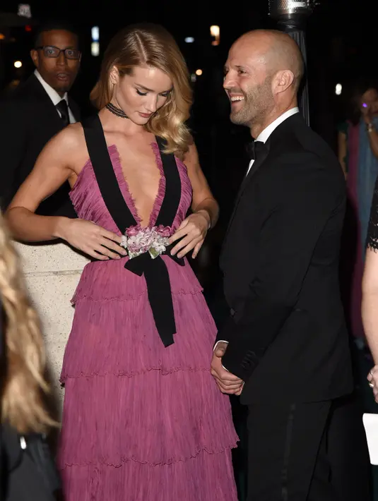 Model dan aktris Rosie Huntington-Whiteley bersama sang kekasih, aktor Jason Statham saat tiba menghadiri gala LACMA Art + Film di Los Angeles, California, Minggu (7/11). (AFP Photo/ Mark Ralston)
