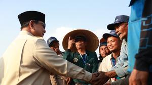 Kisah Haru Buruh Tani Lansia, Rela Menunggu Prabowo Sampai Lesu