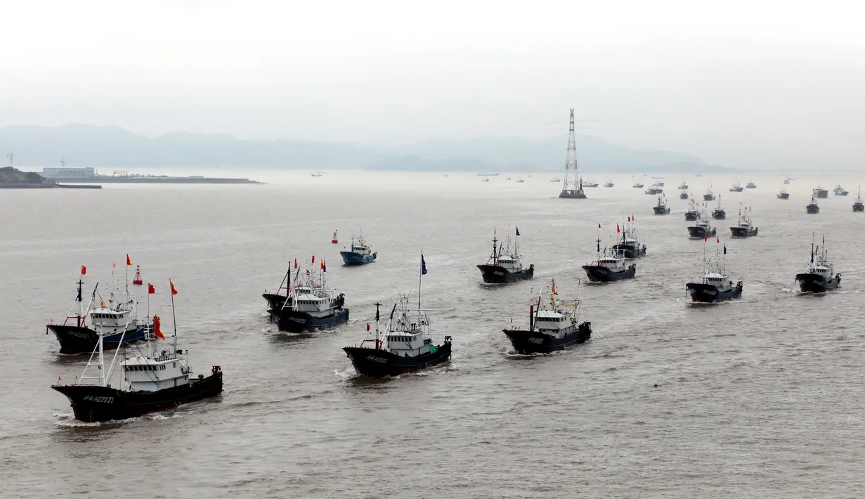 Kapal-kapal penangkap ikan berlayar menuju Laut China Timur di Zhoushan, Provinsi Zhejiang, China timur, pada 16 September 2020. Kapal-kapal penangkap ikan berangkat dari sejumlah pelabuhan di Provinsi Zhejiang pada Rabu (16/9) siang waktu setempat. (Xinhua/Yao Feng)