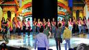  Panitia mengatur posisi para Finalis Micel 2014 di atas panggung saat melakukan gladi resik,  Jakarta, Jumat (24/10/2014) (Liputan6.com/Faisal R Syam)