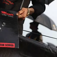 Aktivis memperlihatkan poster Munir saat aksi Kamisan di Jakarta, Kamis (8/9). Dalam aksinya mereka kembali meminta penyelesaian pelanggaran HAM, khususnya kasus pembunuhan Munir yang telah 12 tahun berlalu. (Liputan6.com/Immanuel Antonius)