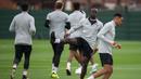 Gelandang Liverpool, Sadio Mane, tampak serius saat melakukan sesi latihan jelang laga  kualifikasi liga Champions di Melwood, Liverpool, Selasa (22/8/2017). Liverpool akan menghadapi Hoffenheim. (AFP/Oli Scarff)