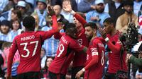 Selebrasi para pemain Manchester United merayakan gol pertama ke gawang Coventry City yang dicetak Scott McTominay (tengah) pada laga semifinal Piala FA 2023/2024 di Wembley Stadium, London, Minggu (21/4/2024). (AP Photo/Alastair Grant)