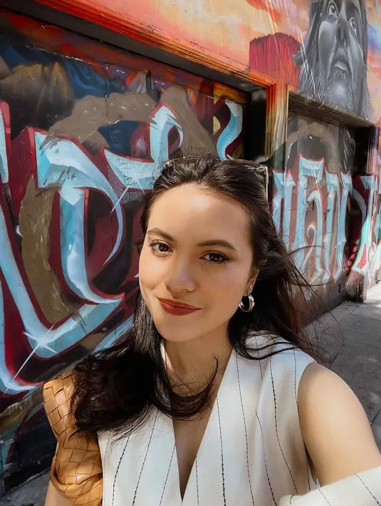 Begini potret wajah Marsha Aruan yang tampil menawan saat menikmati momen di San Francisco. Bagi penggemarnya aktris ini sejak ia masih belia, tentu sudah tahu bahwa saat ini penampilannya terlihat semakin dewas dan menawan.(Liputan6.com/IG/@aruanmarsha)