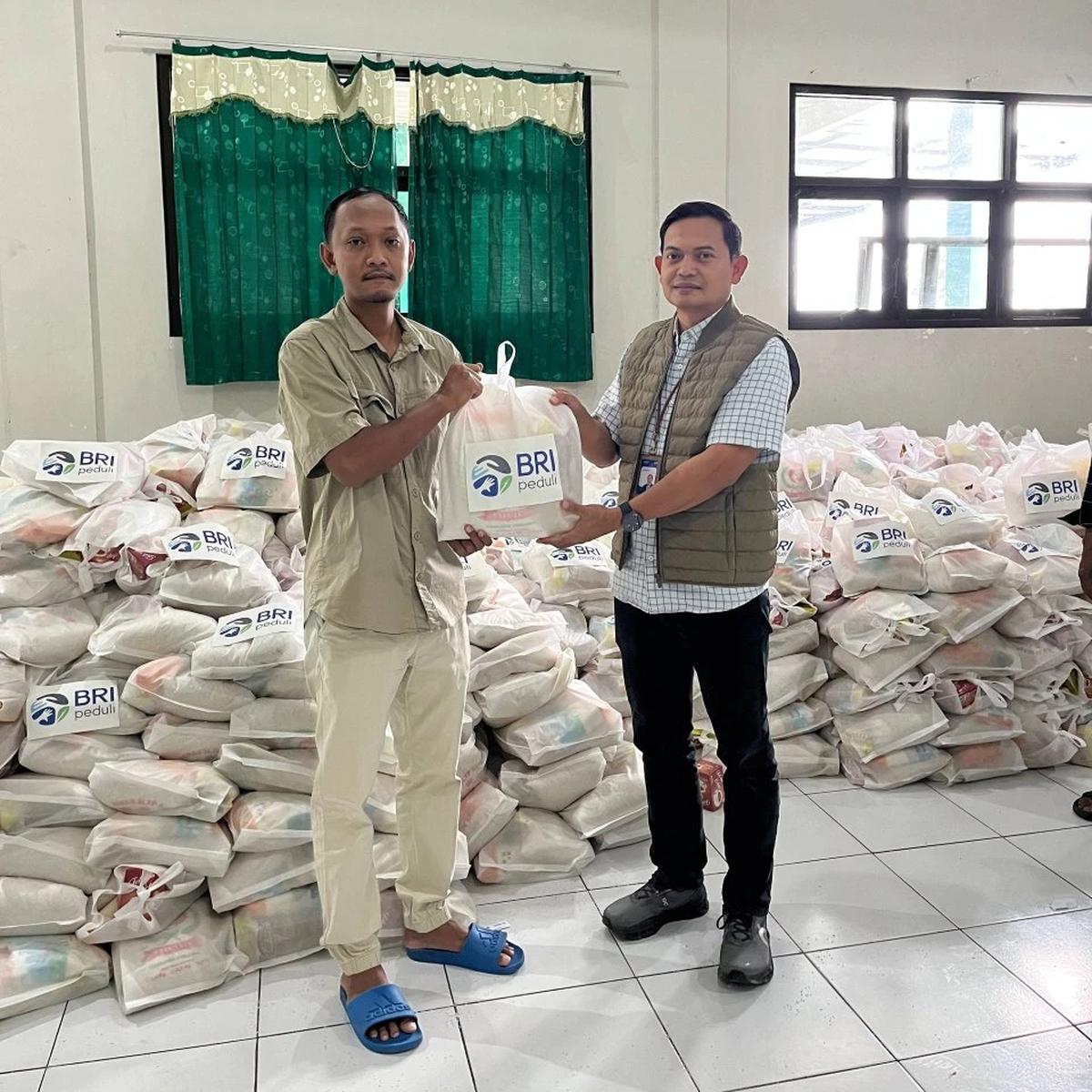 BRI Kudus Salurkan Ribuan Paket Sembako untuk Masyarakat di Bulan Ramadan
