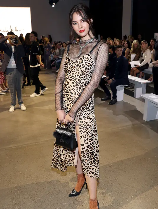 Miss Universe 2018, Catriona Grey menghadiri fashion show Nicole Miller selama New York Fashion Week: The Shows at Gallery II di Spring Studios di New York City (8/9/2019). Catriona Grey mengenakan gaun bermotif leopard dengan bloseu mesh transparan. (AFP Photo/Bennett Raglin)