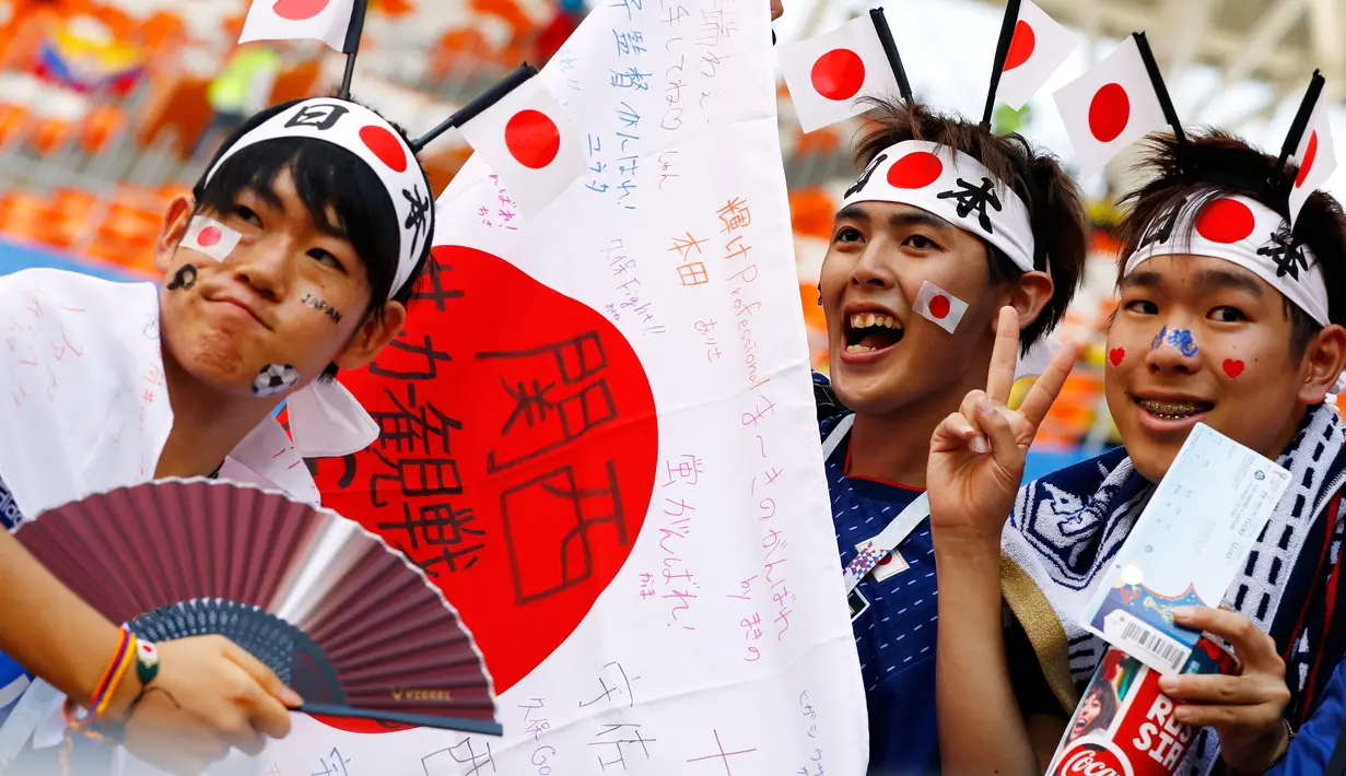 Suporter cilik tim nasional Jepang bersorak-sorai sebelum dimulainya pertandingan Grup H Piala Dunia 2018 melawan Kolombia di Mordovia Arena, Saransk, 19 Juni 2018. (AFP FOTO / Jack GUEZ)