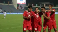 Para penggawa Timnas Indonesia U-23 melakukan selebrasi usai Egy Maulana Vikri mencetak gol ke gawang Timor Leste dalam laga kedua Grup A SEA Games 2021 cabor sepak bola, Selasa (10/5/2022). (Bola.com/Ikhwan Yanuar Harun)