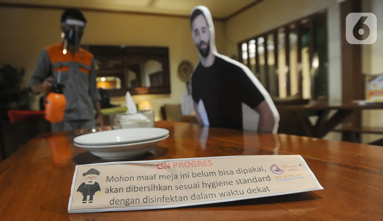 Petugas kebersihan menggunakan pelindung wajah dan masker di Rumah Makan Bumi Aki, Pajajaran, Kota Bogor, Minggu  (31/5/2020). Sejumlah restoran dan rumah makan di Bogor mulai membuka layanan makan di tempat dengan protokol kesehatan ketat guna mengatasi pandemi COVID-19. (merdeka.com/Arie Basuki)