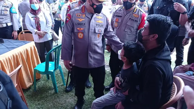 Kapolri meninjau vaksinasi Covid-19 di Sulawesi Tenggara, berpesan agar warga tidak termakan hoaks soal vaksin.(Liputan6.com/Ahmad Akbar Fua)