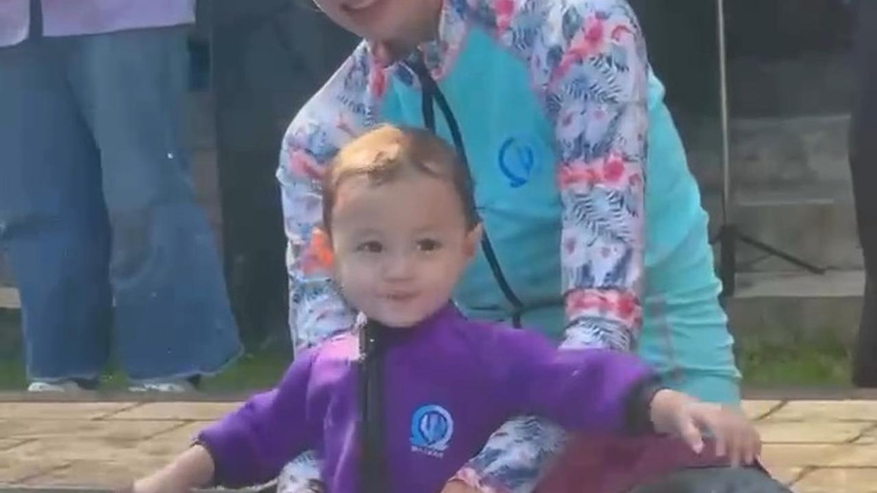 5 Potret Seru dan Gemasnya Djala Anak Nadine Chandrawinata Belajar Berenang
