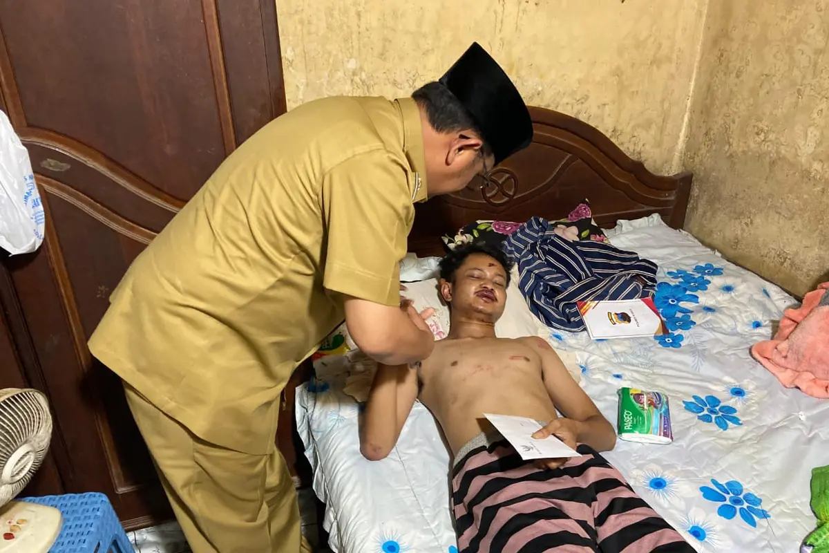 Penjabat Bupati Kudus Hasan Chabibie memberikan bantuan dukungan moral kepada korban. (Liputan6.com/Arief Pramono)