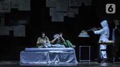 Kelompok Teater Atas melakukan pementasan dengan judul "Kura-kura dan Bekicot" saat Festival Teater Jakarta (FTJ) wilayah Jakarta Selatan di Pusat Pelatihan Seni dan Budaya, Tebet, Selasa (16/11/2021). Kegiatan FTJ tingkat kota tersebut diikuti oleh 9 kelompok teater. (merdeka.com/Iqbal S Nugroho)