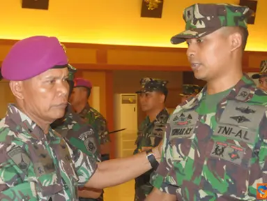 Citizen6, Surabaya: Ucapan selamat dari Wadan Kobangdikal kepada salah satu prajurit Kobangdikal pada Upacara prosesi kenaikan pangkat (Kenkat) di Gedung Moeljadi, Kesatrian Bumimoro, Kobangdikal, Surabaya. (Pengirim: Penkobangdikal). 