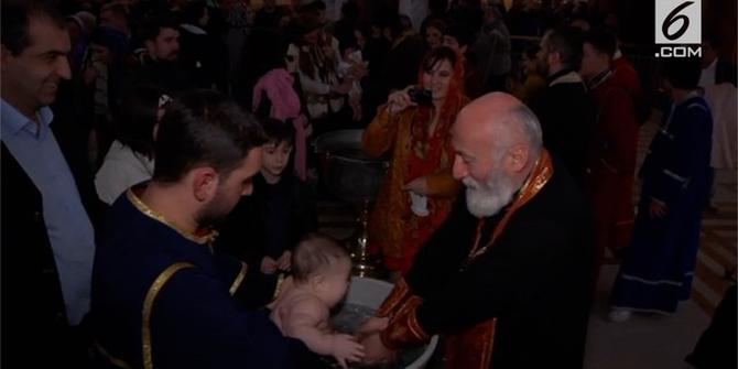 VIDEO: Ratusan Bayi Dibaptis Massal di Georgia