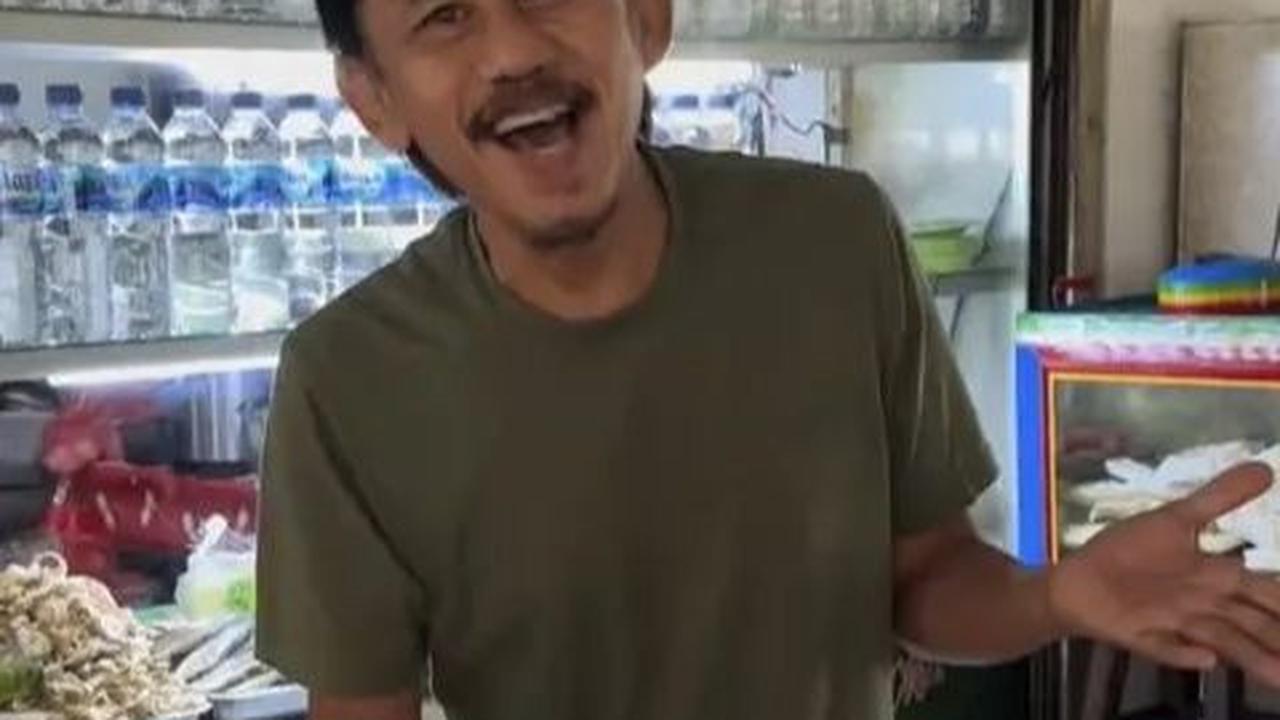 Epy Kusnandar menyambut para pembeli dengan penuh semangat, menciptakan atmosfer hangat dan ramah di warungnya.