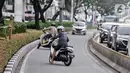 Pengendara sepeda motor berputar arah saat menghindari razia di jalur Bus Transjakarta di Jalan Kramat Raya, Kecamatan Senen, Jakarta, Kamis (21/7/2022). Razia digelar untuk menindak para pengendara yang tidak disiplin demi menghindari kemacetan serta mencegah terjadi kecelakaan di jalur Bus Transjakarta. (merdeka.com/Iqbal S. Nugroho)