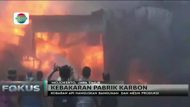 Kebakaran menghanguskan bangunan pabrik yang memproduksi karbon milik PT Surya Mahakam Agung Chemical atau PT Smac di Jetis Mojokerto. 