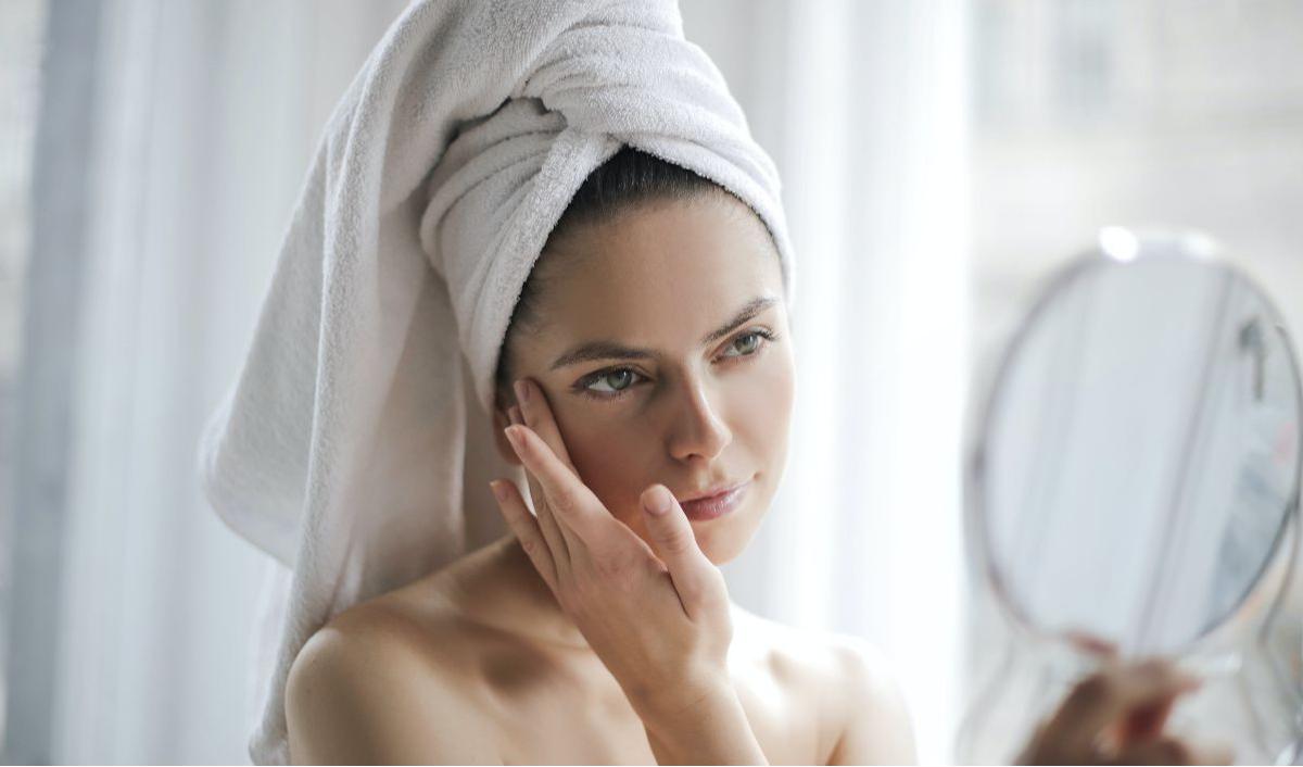 8.&nbsp;Mengontrol Minyak Berlebih dengan Masker Pisang, Lemon, dan Madu